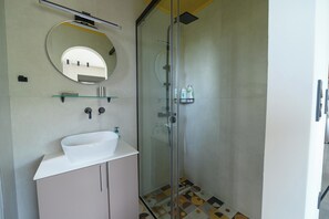 Hair dryer, towels, soap, toilet paper - Antinea Olympian Villa West studio (Archea Pissa)