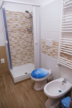 Dusj, hårføner, bidé og håndklær