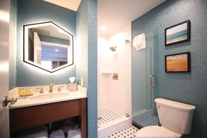 Ducha, bañera de hidromasaje, secador de pelo, toallas