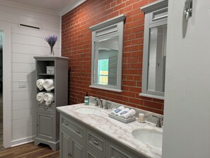Shower, hair dryer, towels, soap - The Apalachicola Train Depot (Apalachicola)