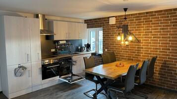 Een koelkast, een oven, een kookplaat, een vaatwasser