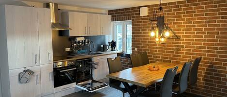 Fridge, oven, stovetop, dishwasher