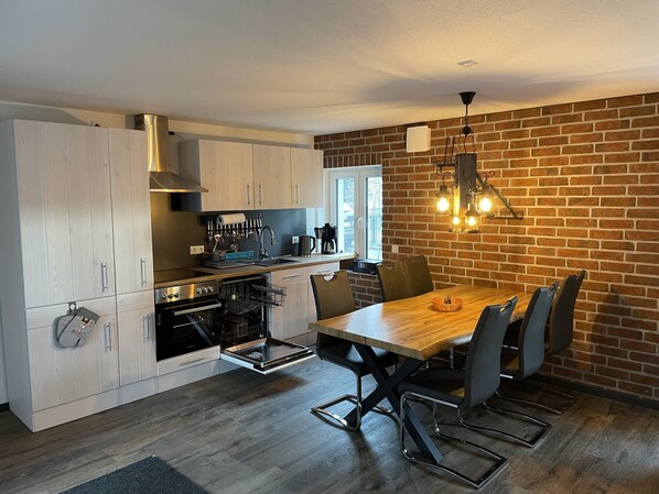 Fridge, oven, stovetop, dishwasher