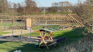 A playground with swings, slides, and a picnic area near a body of water. - Ferienwohnung Deichgraf Direkt an den Oder- Auen (Schwedt/Oder)