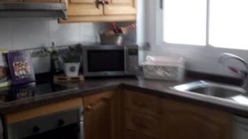 Microondas, horno, placa de cocina y lavavajillas