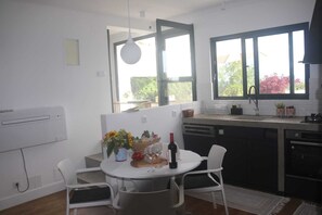 Fridge, microwave, oven, stovetop - Gemütliches Wohnung Über die Stadt von Ponta Delgada, mit Meer Blick (Ponta Delgada)