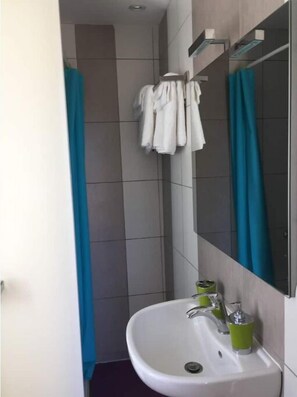 Haartrockner, Handtücher, Seife, Toilettenpapier