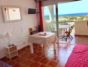 1 bedroom, bed sheets