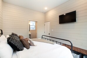 2 bedrooms, desk, iron/ironing board, travel crib