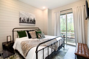 2 slaapkamers, een bureau, een strijkplank/strijkijzer, reisbedje