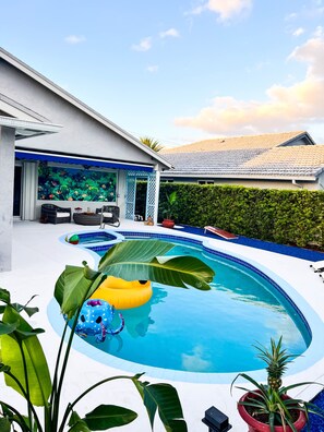 Alberca al aire libre y alberca climatizada