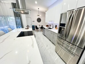 Refrigerador, microondas, horno y parrilla de estufa