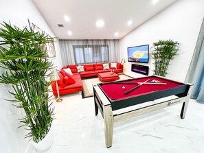 Smart-TV, Kamin, Bücher, Computerbildschirme