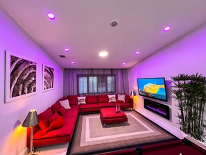 Smart-TV, Kamin, Bücher, Computerbildschirme