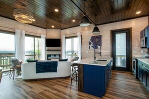 Smart-tv, pejs, bordfodbold, stereoanlæg