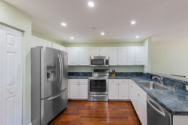 Private kitchen - Cozy, Quiet 3 Bedroom Home near downtown Delray Beach. No Pets (Delray Beach)