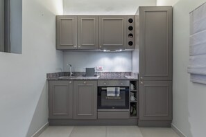 Fridge, oven, dishwasher, coffee/tea maker