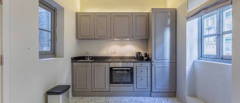 Refrigerador, horno, lavavajillas y cafetera y tetera