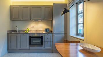 Fridge, oven, dishwasher, coffee/tea maker