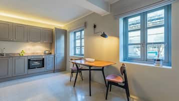 Fridge, oven, dishwasher, coffee/tea maker