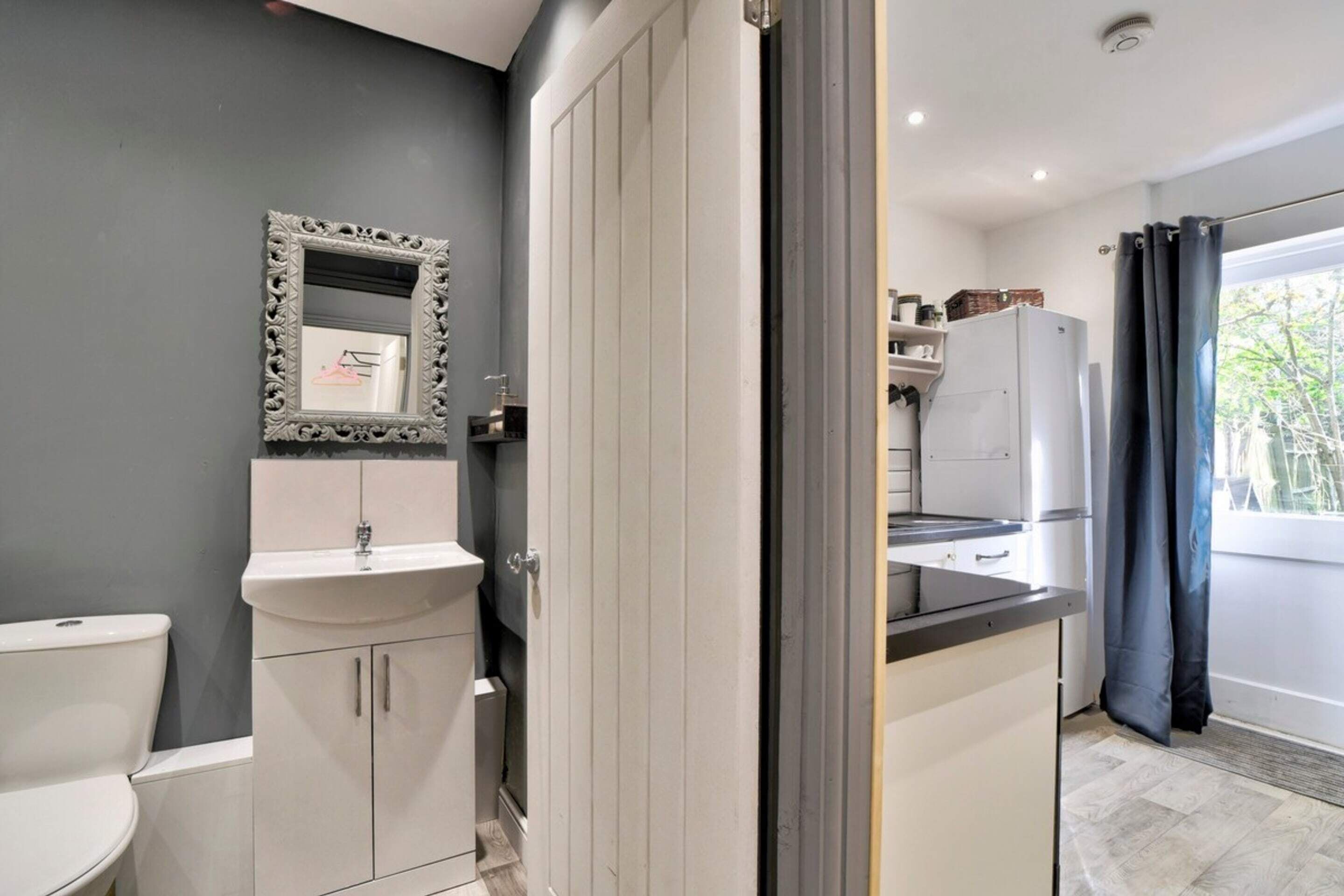 Basic Cabin | Bathroom | Shower, hair dryer, towels, soap