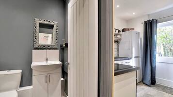 Basic Cabin | Bathroom | Shower, hair dryer, towels, soap