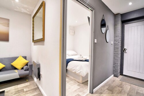 Cozy Guest Lodge With a Large Secluded Garden