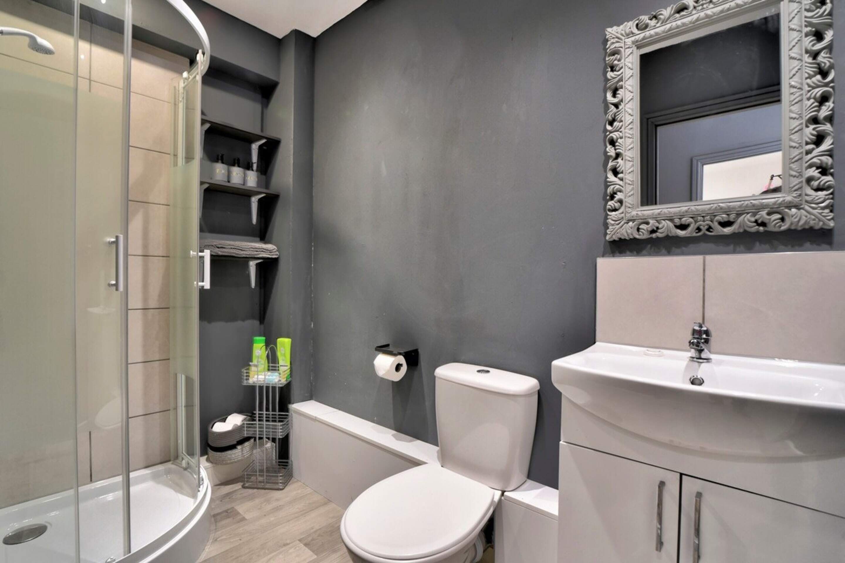 Cabin cơ bản | Phòng tắm | Buồng tắm vòi sen, máy sấy tóc, khăn tắm, xà phòng 