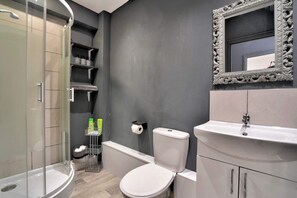 Basic Cabin | Bathroom | Shower, hair dryer, towels, soap