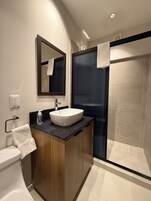 经典复式房, 2 张双人床 | 浴室 | 淋浴设施、毛巾、肥皂、洗发水