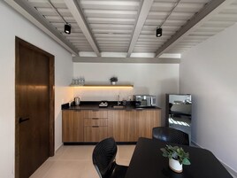 经典复式房, 2 张双人床 | 私人厨房 | 大冰箱、微波炉、电热水壶、厨具/餐具