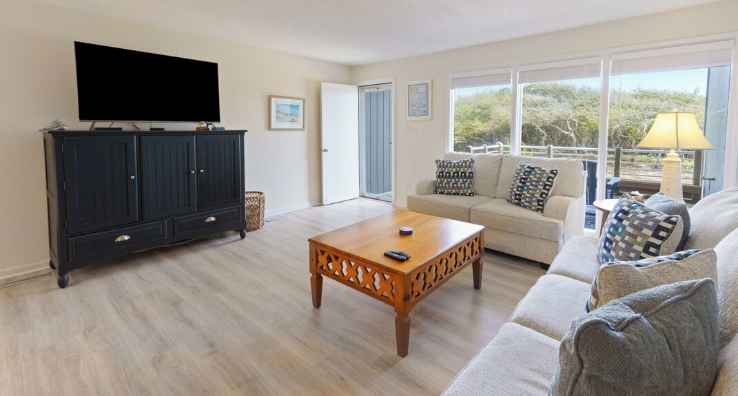 Atlantic Beach Getaway Spacious 3-level Condo: Walk To The Beach & Pool - Atlantic Beach, NC