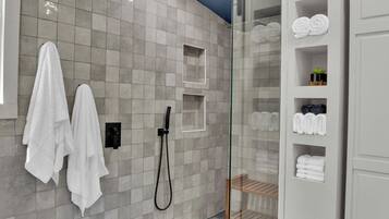 Douche, serviettes fournies, savon, shampoing