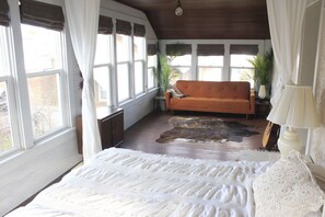 4 bedrooms, iron/ironing board, WiFi, bed sheets - Bright, spacious, historic home in downtown Viroqua. (Viroqua)