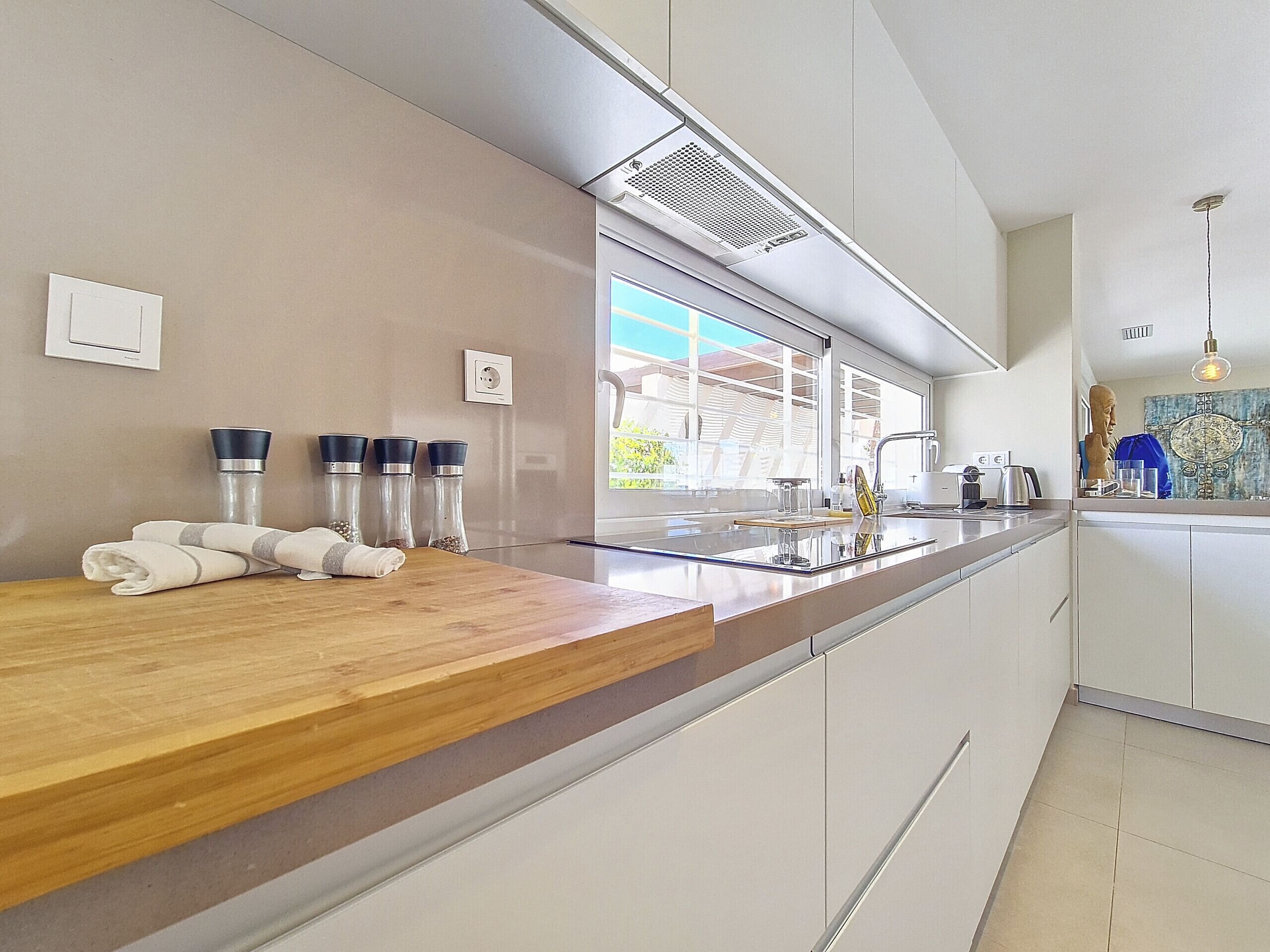 Een koelkast, een magnetron, een oven, een vaatwasser