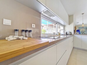 Fridge, microwave, oven, dishwasher - Villa with private pool and garden (Mar de Cristal)