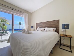 3 bedrooms, iron/ironing board, free WiFi, bed sheets - Villa with private pool and garden (Mar de Cristal)