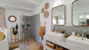 Chuveiro, secador de cabelo, toalhas de banho, papel higiênico