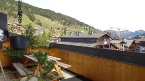 Outdoor dining - 200m from ski slopes, 3rd floor, view village, terrace, 65m², Les Gets (Les Gets)