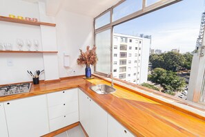 Geladeira, micro-ondas, cafeteira/chaleira