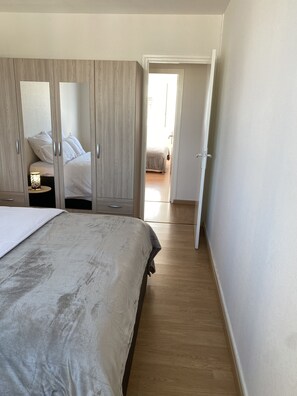 2 quartos, ferros/tábuas de passar roupa, Wi-Fi, roupa de cama