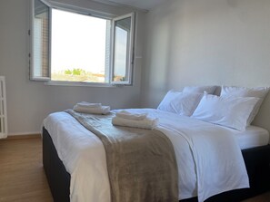 2 quartos, ferros/tábuas de passar roupa, Wi-Fi, roupa de cama