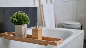 Hair dryer, towels, soap, toilet paper - Design Apartment in Göttingen (Göttingen)
