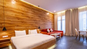 Kamar Double atau Twin Deluks | Area keluarga | Smart TV 55-inci dengan saluran TV kabel