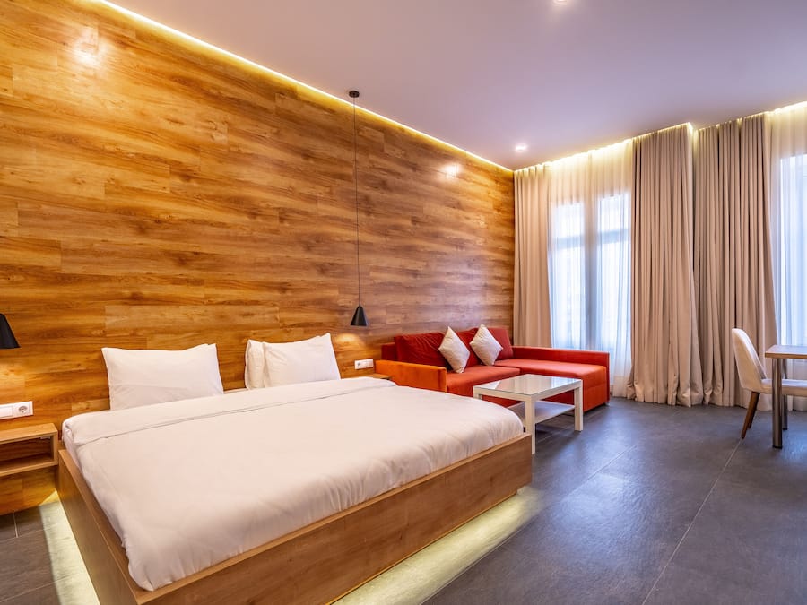Habitación Deluxe con 1 cama doble o 2 individuales | Zona de estar | Smart TV de 55 pulgadas con canales por cable