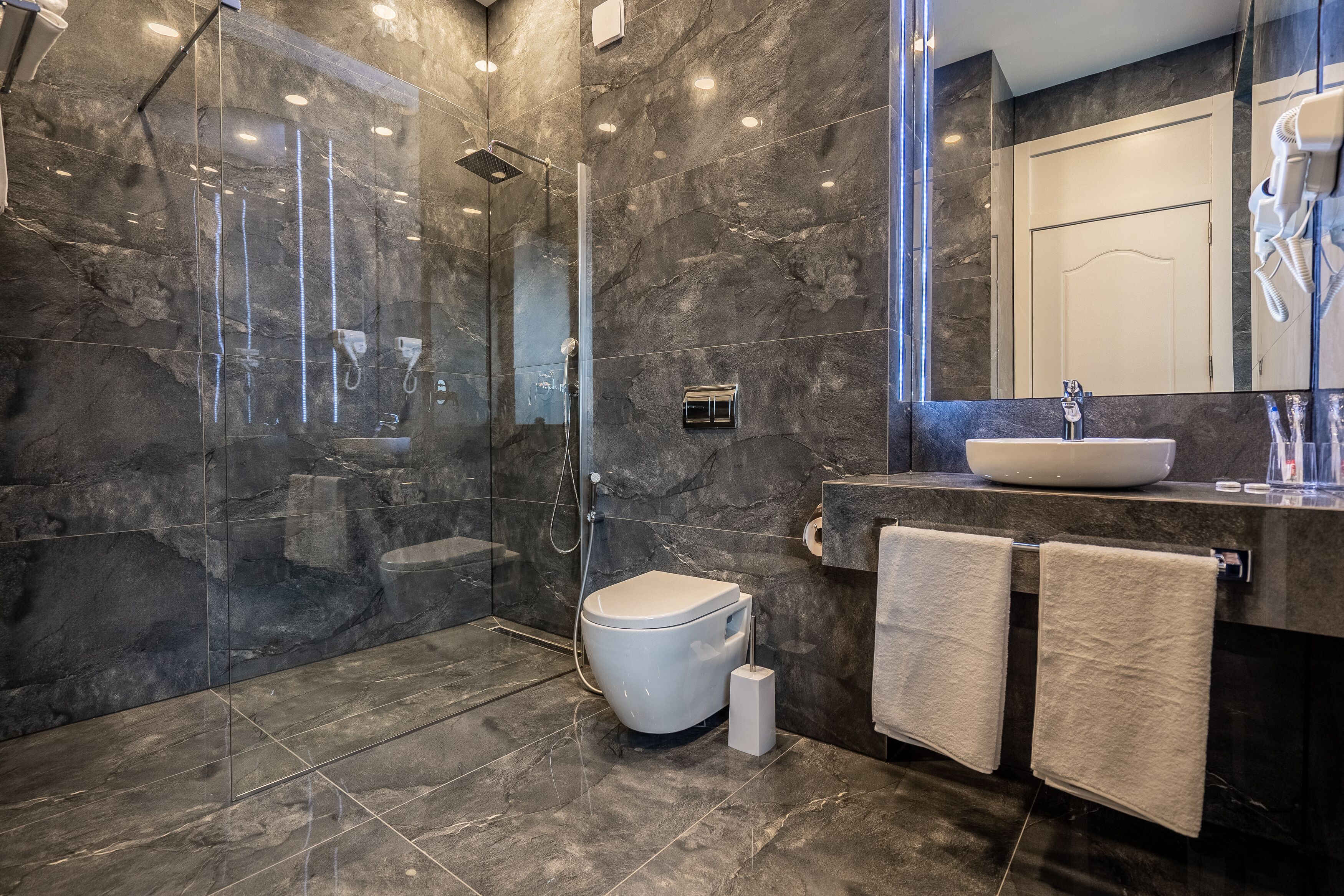 Kamar Double atau Twin Deluks | Kamar mandi | Shower, perlengkapan mandi gratis, pengering rambut, dan jubah mandi