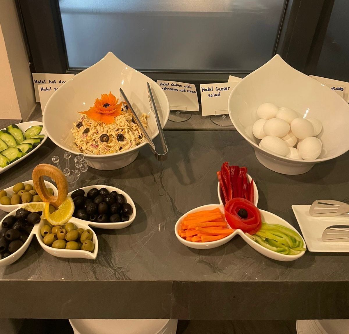 Une table de buffet garnie de divers plats et d’ustensiles.