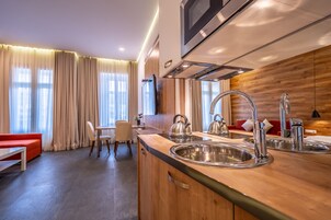 Kahden hengen deluxe-huone (yksi tai kaksi sänkyä) | Yksityinen keittonurkkaus | Jääkaappi, mikroaaltouuni, liesi, keittoastiat/astiat/ruokailuvälineet