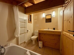 Bathroom - Chalet, wifi, sauna, terrace, fireplace or stove, parking, tv, ski locker, 100m², Les Gets (Les Gets)