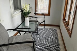 Interior - Lovely renovated, 2-bedroom home with free parking (Albany)